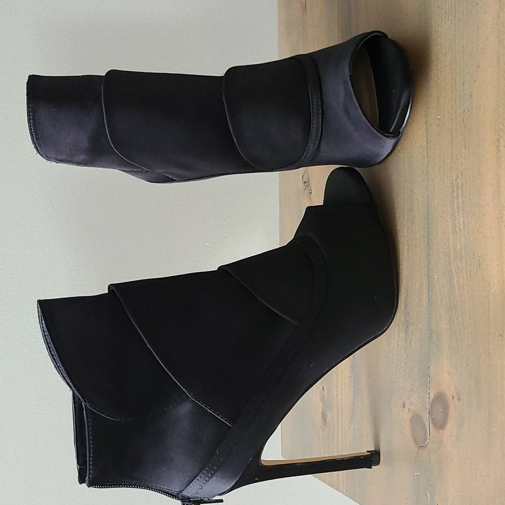 New no Box. Shoe Dazzle Jojo Peep Toe Bootie. Size 9.